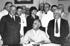 Roosevelt_Signs_the_Social_Security_Act