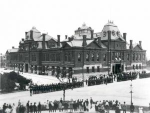 pullman_strikers_outside_arcade_building